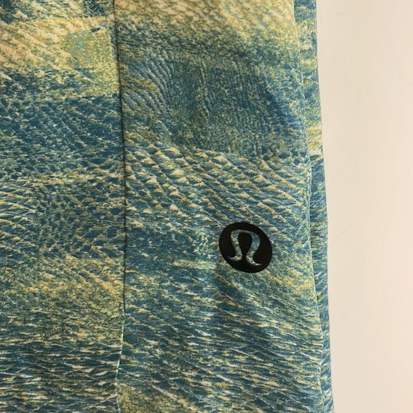 Lululemon hybrid shorts with liner size M - Picture 2 of 4